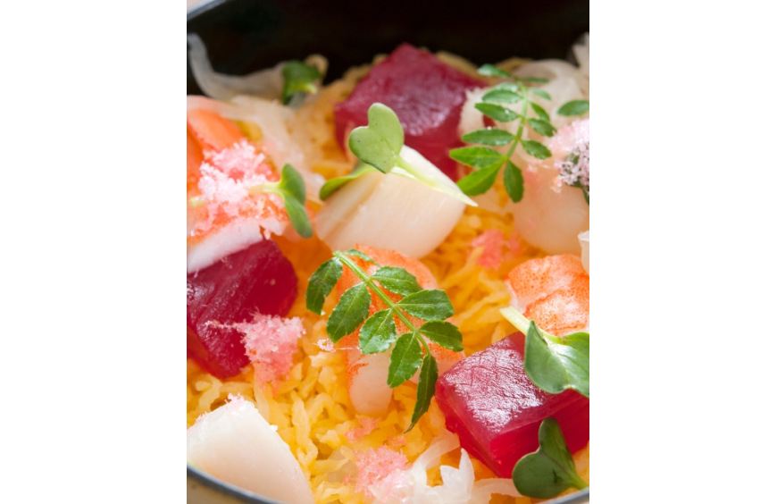 Chirashi, le sushi éparpillé qui célèbre la fraîcheur et les couleurs du Japon