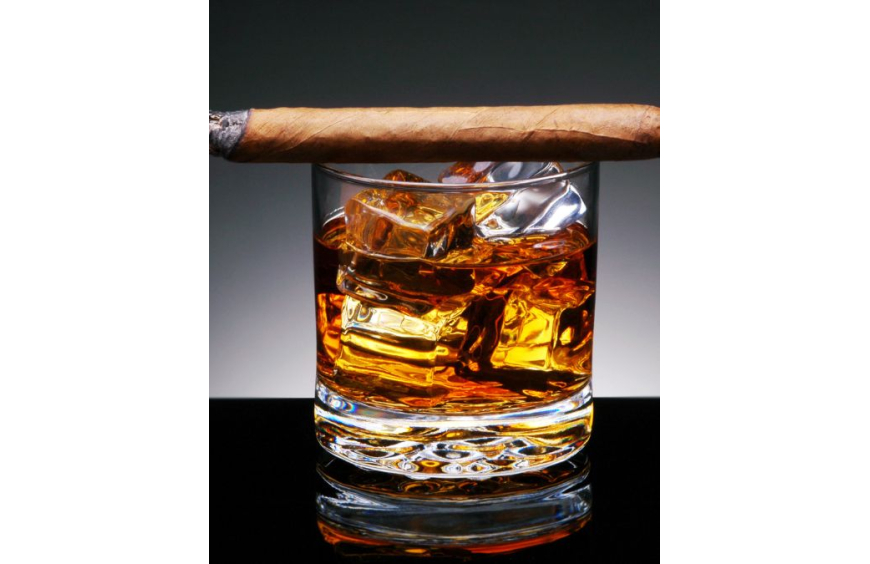 Accords d'exception : quels alcools japonais associer avec un grand cigare ?